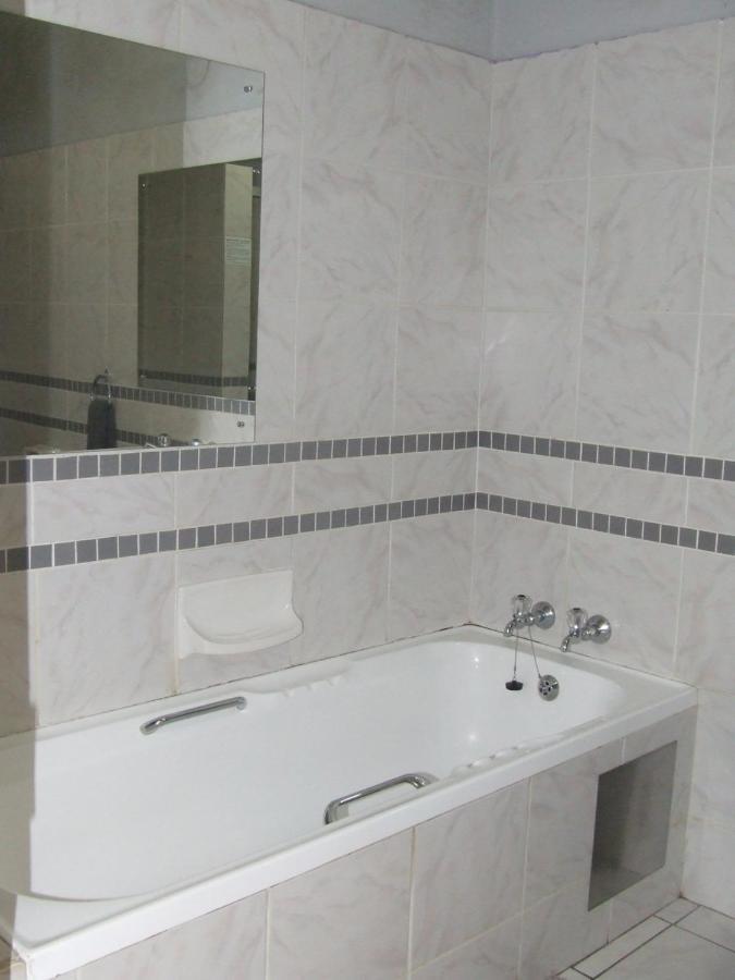 Kruger'S Guest House White River Esterno foto
